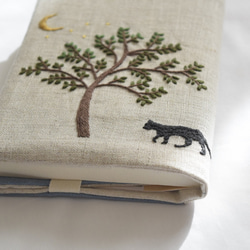 送料無料「月と木と猫」手刺繍ブックカバー・文庫本サイズ 6枚目の画像