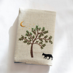送料無料「月と木と猫」手刺繍ブックカバー・文庫本サイズ 3枚目の画像