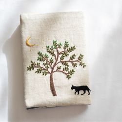 送料無料「月と木と猫」手刺繍ブックカバー・文庫本サイズ 1枚目の画像
