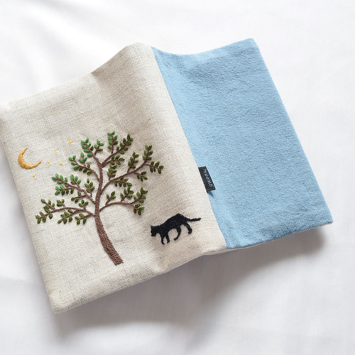送料無料「月と木と猫」手刺繍ブックカバー・文庫本サイズ