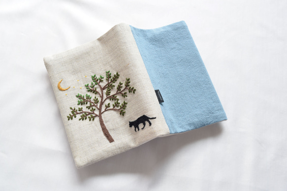 たろうちゃん様オーダー　ハンドメイド　ブックカバー　手刺繍　文庫本　ポケット 手刺繍ブックカバー ＊花 文庫本 | iichi 日々の暮らしを