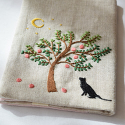 送料無料「月夜の赤い実の木と猫」手刺繍ブックカバー・文庫本サイズ 6枚目の画像