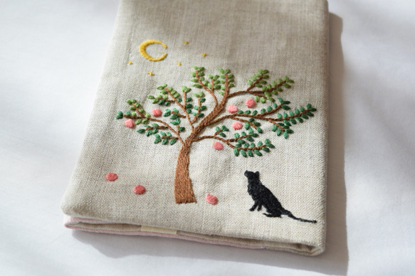 送料無料「月夜の赤い実の木と猫」手刺繍ブックカバー・文庫本サイズ 6枚目の画像