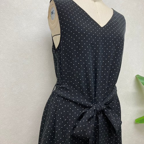 新品同様 ワンピース ドット リボン ノースリーブ ドット柄マキシ丈ノースリーブワンピース 大人可愛い 裏地付き