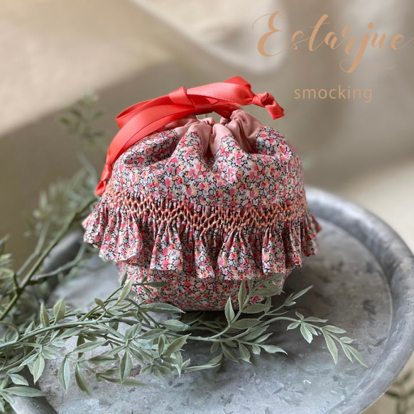 スモッキングフリルが可愛いリバティまんまる巾着 【ペッパー コーラル  