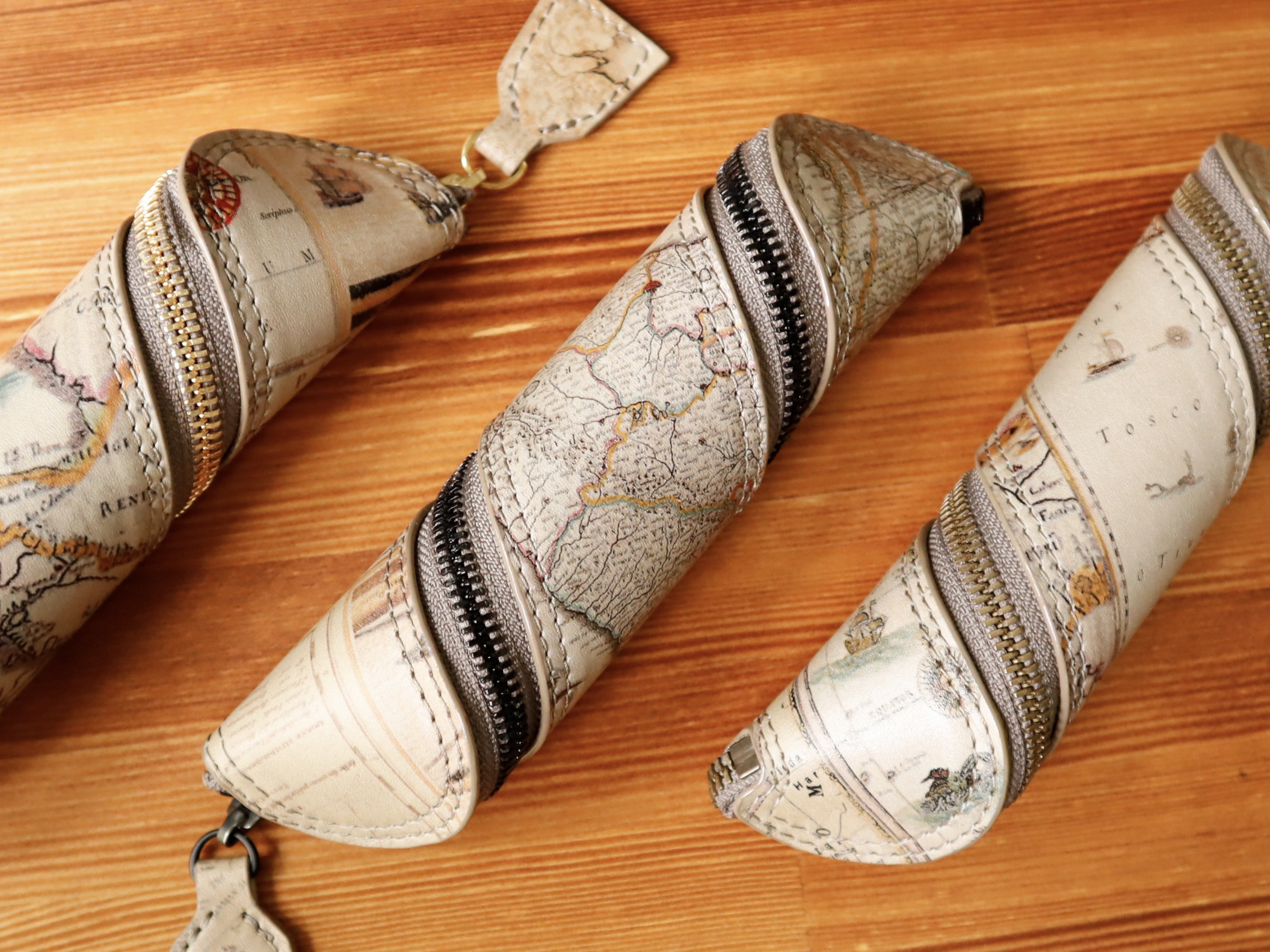 本革ロールファスナーペンケース　〜アンティーク風地図（アイボリー）〜