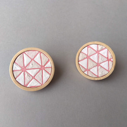 幾何学模様のブローチ　木枠　ピンク×ベージュ　①　　三角　　SDGs＊自然素材で染めた卵の殻で作るアクセサリー 4枚目の画像