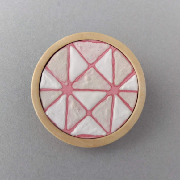 幾何学模様のブローチ　木枠　ピンク×ベージュ　①　　三角　　SDGs＊自然素材で染めた卵の殻で作るアクセサリー 3枚目の画像