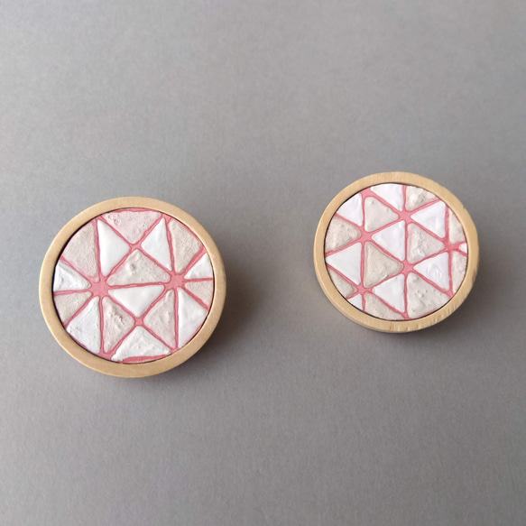 幾何学模様のブローチ　木枠　ピンク×ベージュ　②　　三角　鱗模様　　　SDGs＊自然素材で染めた卵の殻で作るアクセサリー 3枚目の画像