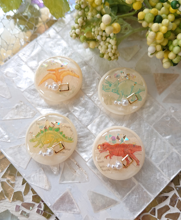 恐竜のボタン☆4個 L28 恐竜/ボタン/カボション/動物 ボタン こう 