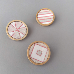 幾何学模様のブローチ　木枠　ピンク×ベージュ　④　四角　ひし形　　　　SDGs＊自然素材で染めた卵の殻で作るアクセサー 3枚目の画像