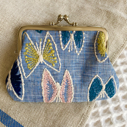 ミナペルホネンmina perhonenの人気柄 蝶々の刺繍が可愛いskyflowerのがま口　使いやすいサイズです。 2枚目の画像