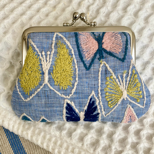 ミナペルホネンmina perhonenの人気柄 蝶々の刺繍が可愛い