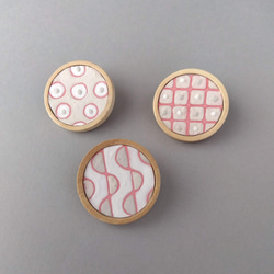 幾何学模様のブローチ　木枠　ピンク×ベージュ　⑥　タイル柄　　　　　　SDGs＊自然素材で染めた卵の殻で作るアクセサリー 3枚目の画像