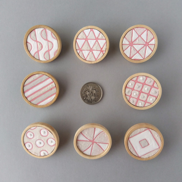 幾何学模様のブローチ　木枠　ピンク×ベージュ　⑦　水玉　　　　　　SDGs＊自然素材で染めた卵の殻で作るアクセサリー 8枚目の画像