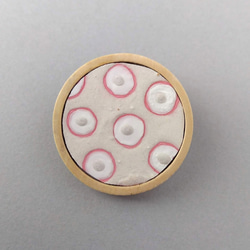 幾何学模様のブローチ　木枠　ピンク×ベージュ　⑦　水玉　　　　　　SDGs＊自然素材で染めた卵の殻で作るアクセサリー 2枚目の画像