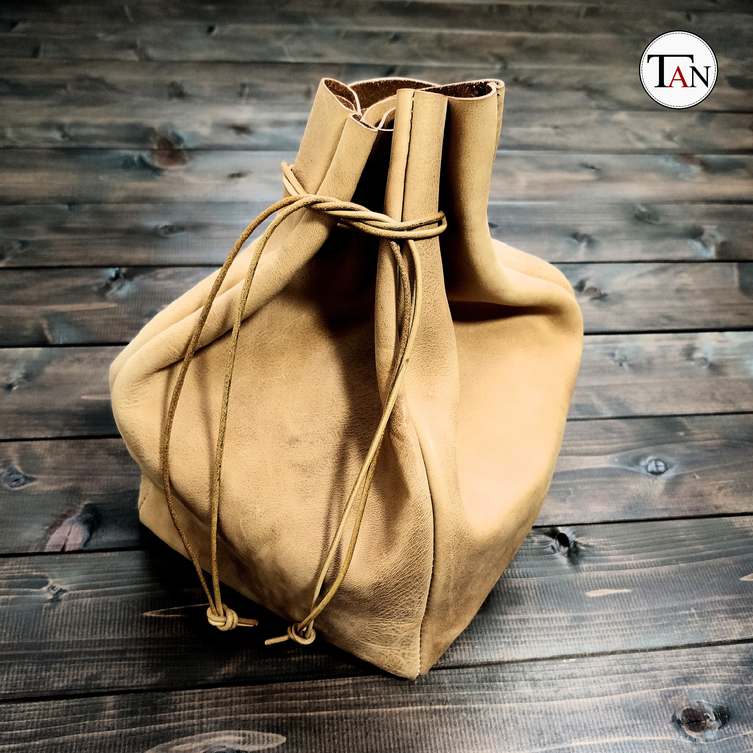 【栃木レザーで作ったヌメ革の巾着】牛革 レザー 本革　シンプル　ナチュラル　ハンドメイド　革袋　ポーチ　バッグ　小物入れ