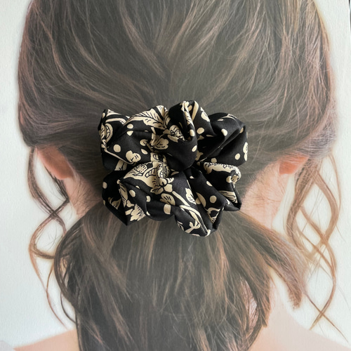 再販】リバティ生地使用♡ふっくらシュシュ♡ヘアゴム♡マロリー