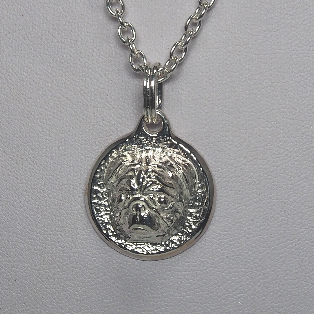 小さな家族　”パグ”　ペンダント　SV925　白仕上げ(バフ仕上げ)　※送料無料