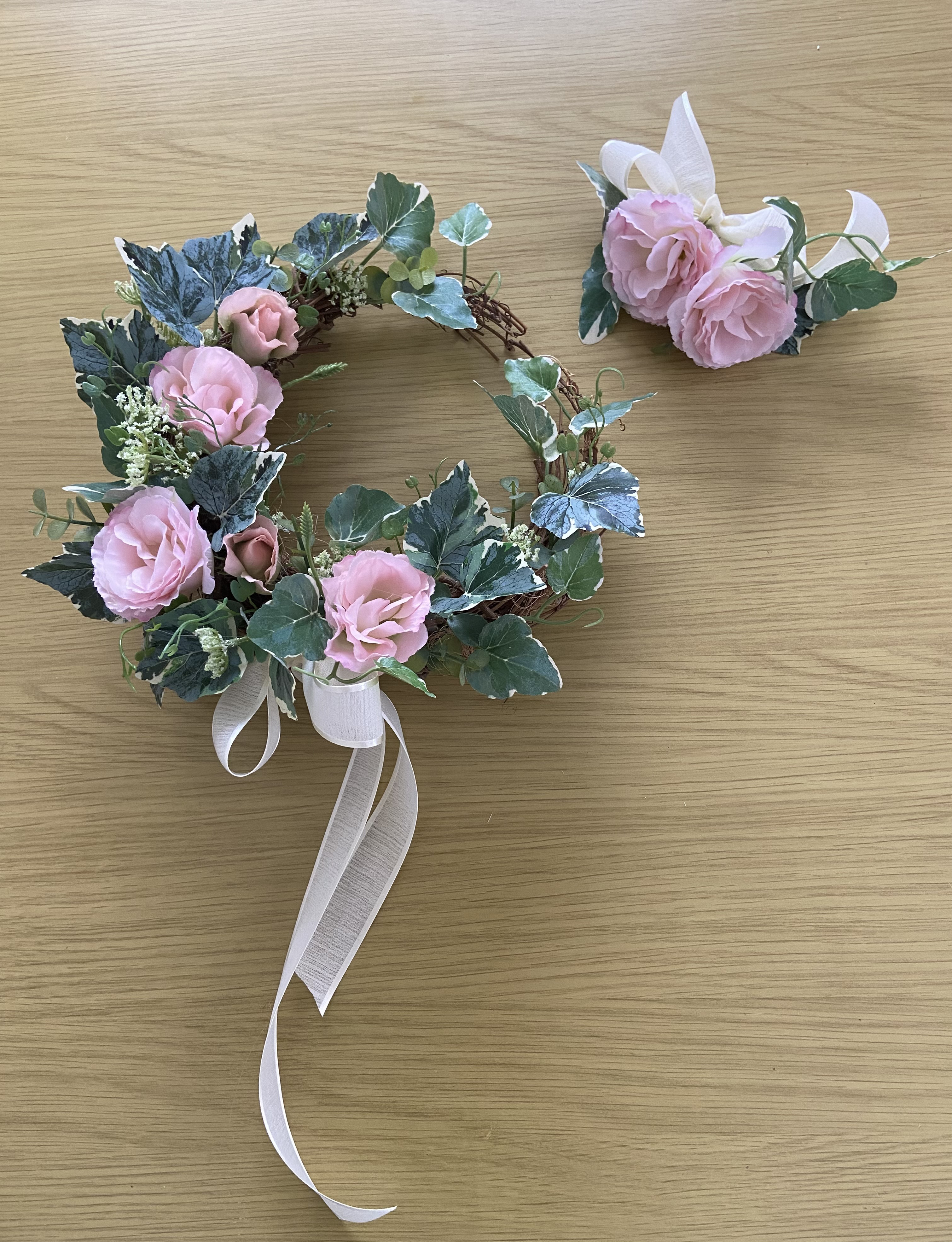 〈アートフラワー〉ルシアンサスのハーフムーンリース&テーブルフラワー