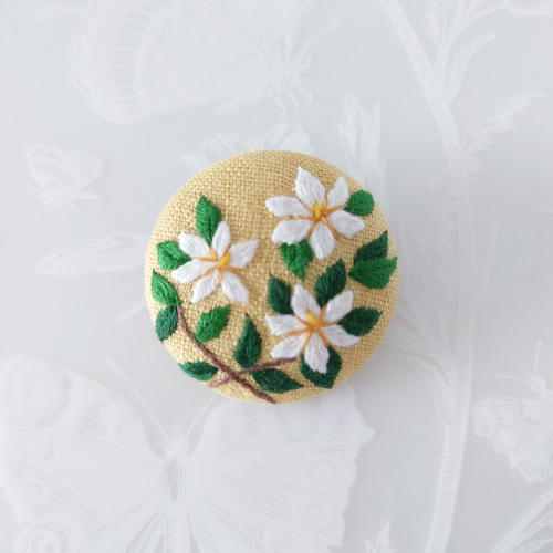 刺繍ブローチ「くちなし」くるみボタン ブローチ 薄荷のドロップ