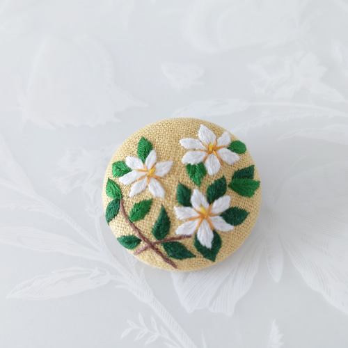 刺繍ブローチ「くちなし」くるみボタン ブローチ 薄荷のドロップ