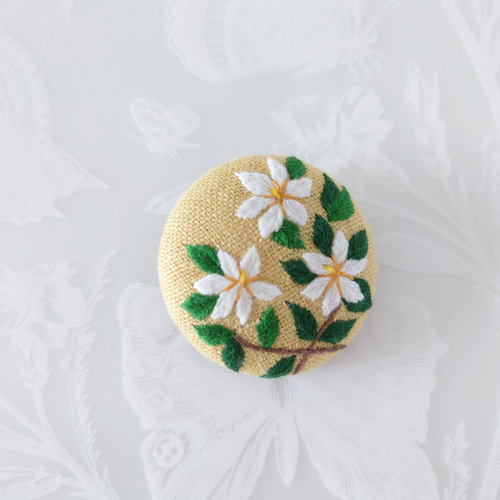 刺繍ブローチ「くちなし」くるみボタン ブローチ 薄荷のドロップ