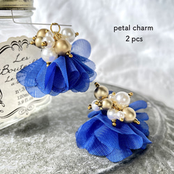 ２pcs★charm・petal royal blue（ビジュータッセルチャーム） 1枚目の画像