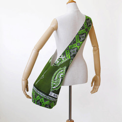 アフリカ布のショルダーバッグ（カンガ）斜めがけ たすき掛け 大きめ ヨガ ピラティス 10枚目の画像