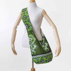 アフリカ布のショルダーバッグ（カンガ）斜めがけ たすき掛け 大きめ ヨガ ピラティス 8枚目の画像