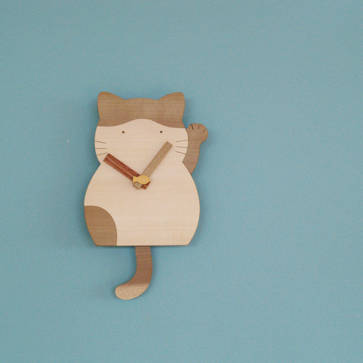 木の色をつかった掛け時計 招き猫　ぼうしねこ（ほおの木）
