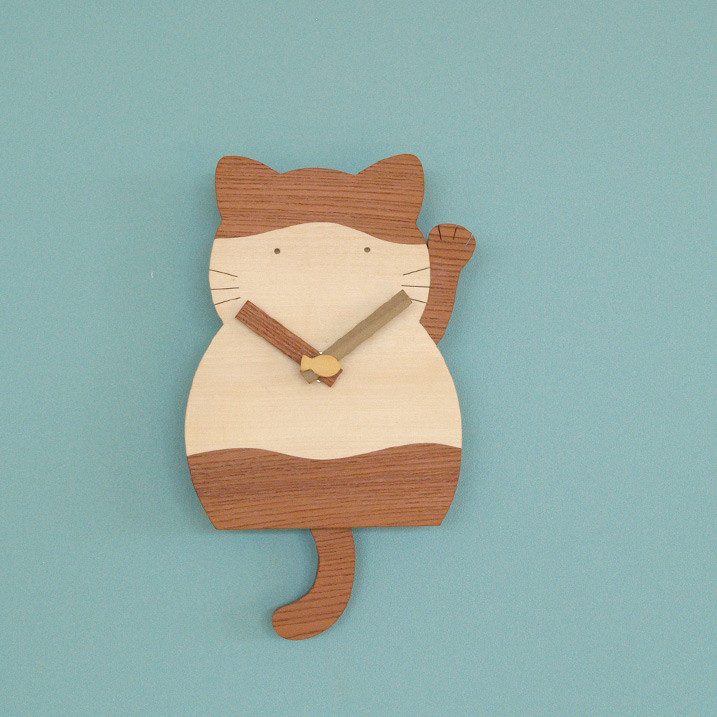 木の色をつかった掛け時計 招き猫　ぼうしねこ（ケヤキ）
