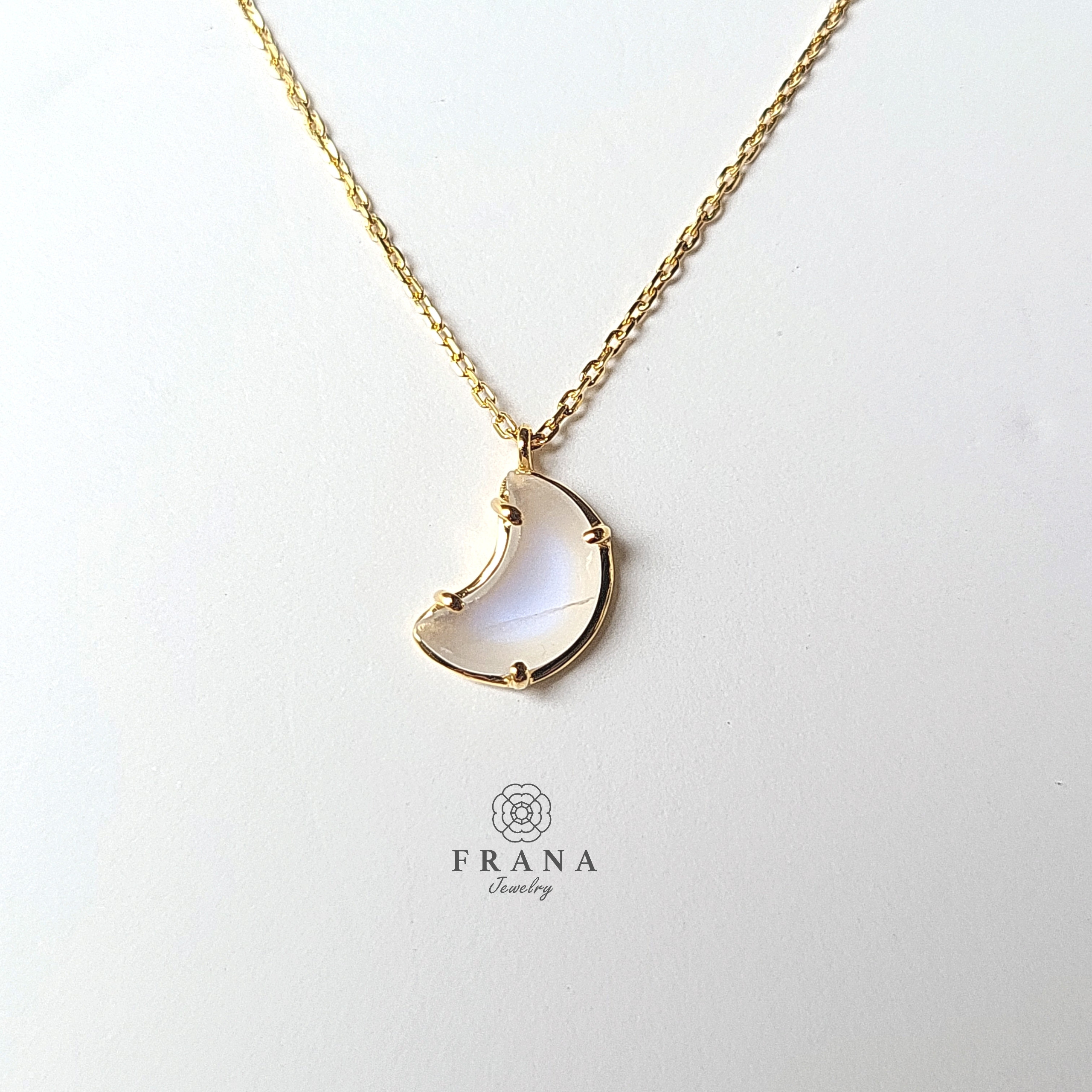 〈残り3点〉ムーンストーンの三日月ネックレス　ステンレスチェーンに変更可