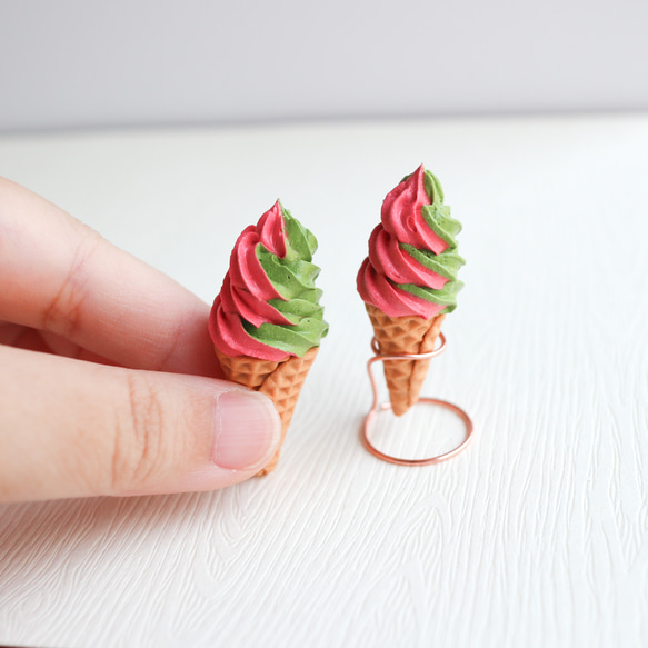 抹茶草莓霜淇淋 耳環 雙色霜淇淋 冰淇淋 仿真甜點 黏土人 娃用 第1張的照片