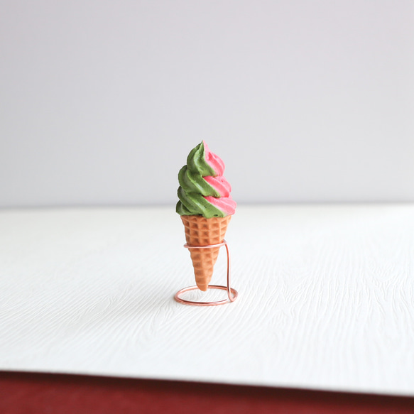 抹茶草莓霜淇淋 耳環 雙色霜淇淋 冰淇淋 仿真甜點 黏土人 娃用 第8張的照片