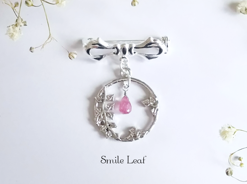 ピンクサファイアのアンティーク風ブローチ