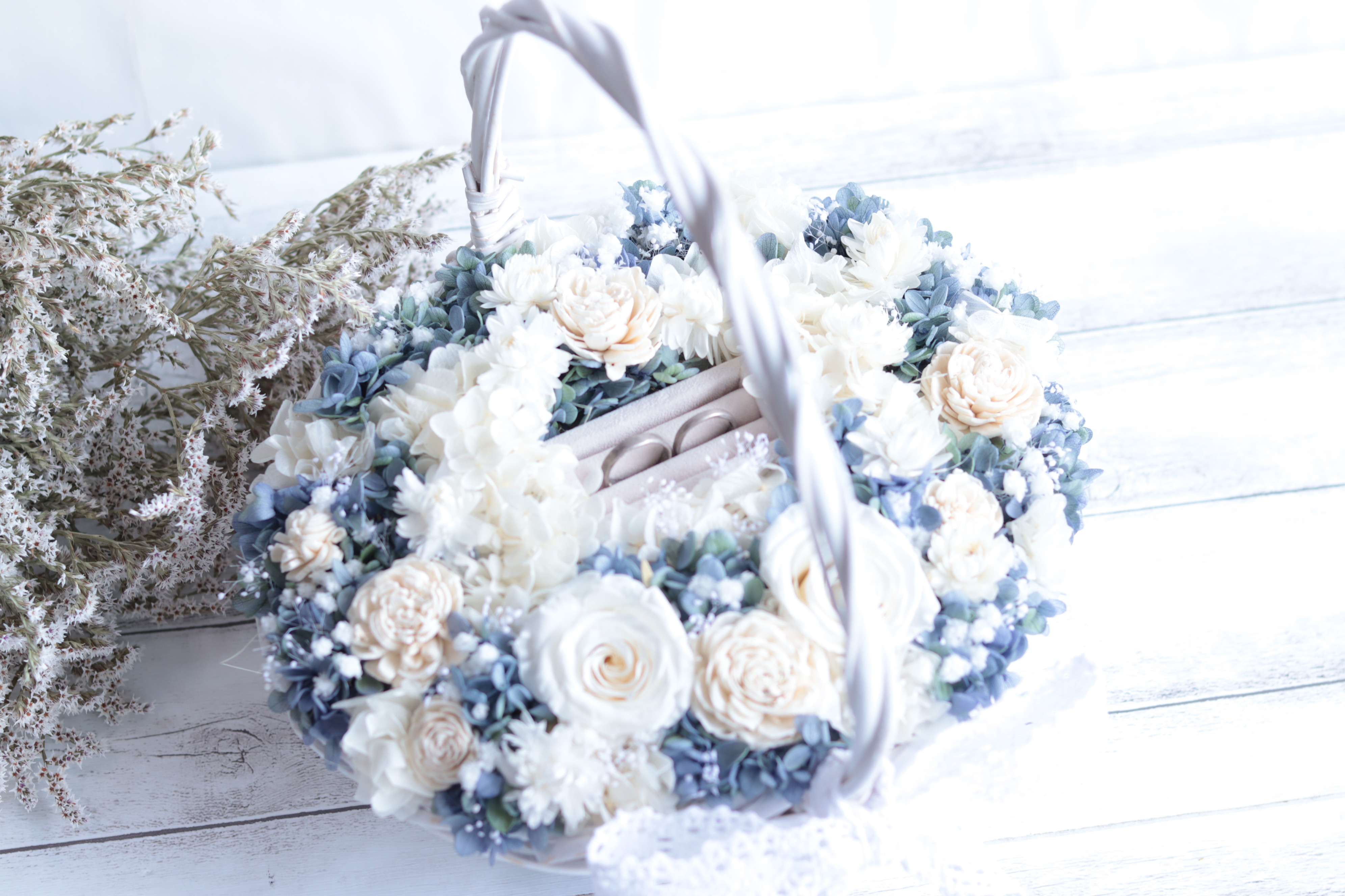 【カラーオーダーＯＫ】お花たっぷり大きめホワイトバスケット(Ｌサイズ)＊プリザーブド&ドライフラワー