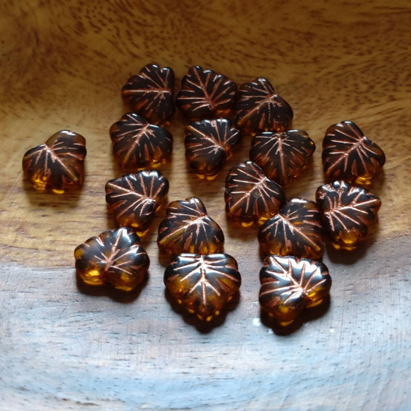 mapleリーフ チェコグラス トパーズG 10個 ビーズ jsmaria 通販｜Creema(クリーマ)