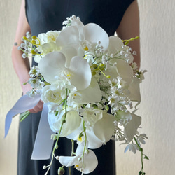 ブーケ　胡蝶蘭　ウェディング　ブライダル　前撮り Amazon｜「結婚式ブーケ ブートニアセット」40～43×30～33cm