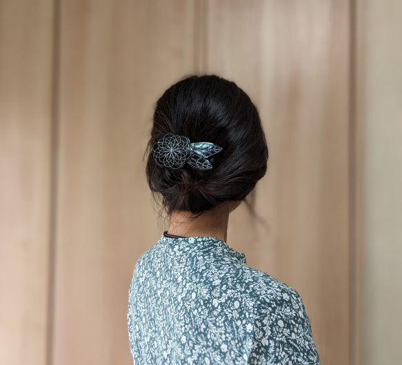 刺繍ヘアバレッタ　”花”『ダリア』つやBLACK（ヤギ革） 2枚目の画像