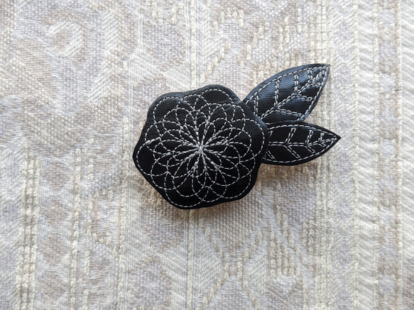 刺繍ヘアバレッタ　”花”『ダリア』つやBLACK（ヤギ革） 1枚目の画像