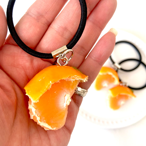 1番人気‼︎ リニューアル！ みかんの皮をむいている途中 ヘアゴム 食品