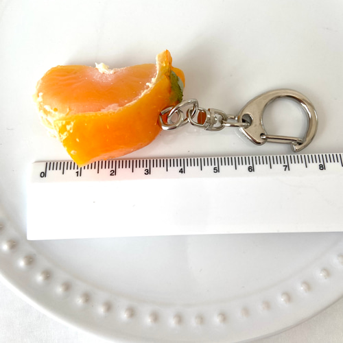 1番人気‼︎リニューアル！ みかんの皮をむいている途中 キーホルダー
