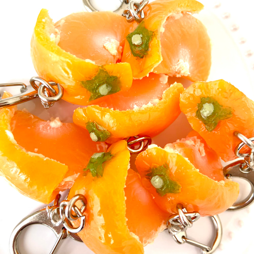 1番人気‼︎リニューアル！ みかんの皮をむいている途中 キーホルダー