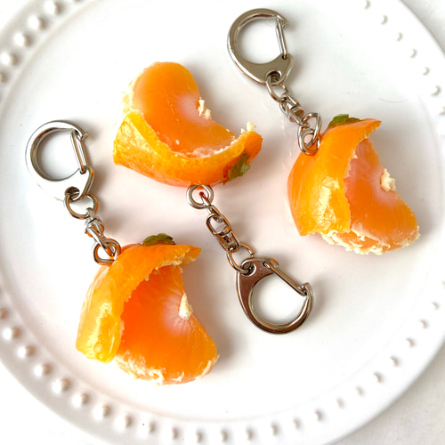 1番人気‼︎リニューアル！ みかんの皮をむいている途中 キーホルダー