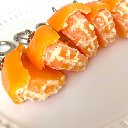 1番人気‼︎リニューアル！ みかんの皮をむいている途中 キーホルダー