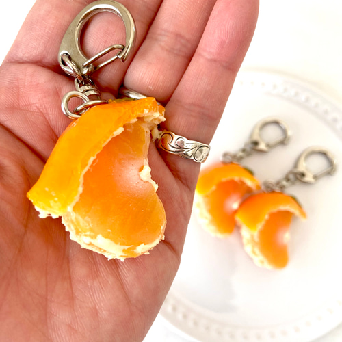 1番人気‼︎リニューアル！ みかんの皮をむいている途中 キーホルダー