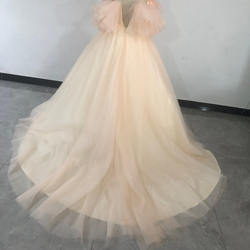 柔らかく重ねたチュールスカート ドレス 薄シャンパンの色 オフショル  