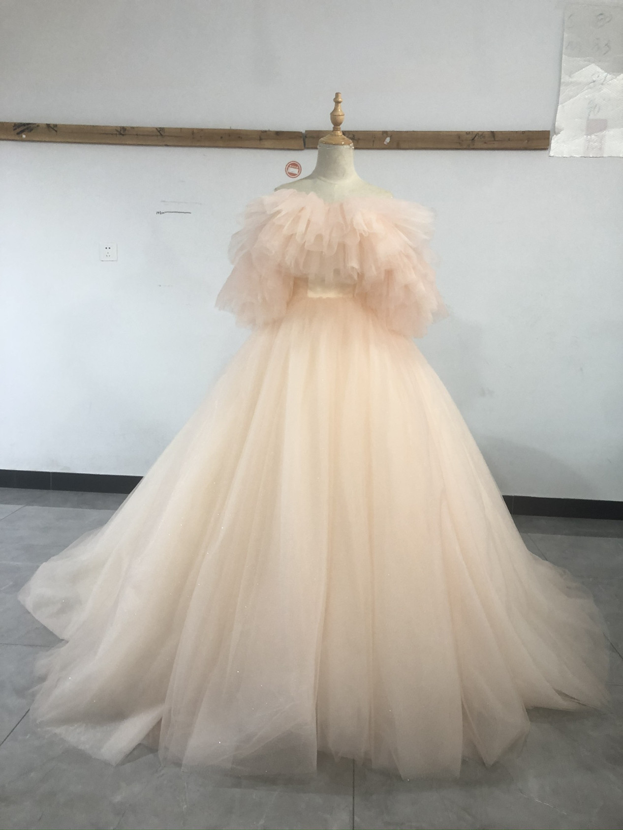 柔らかく重ねたチュールスカート ドレス 薄シャンパンの色 オフショル  
