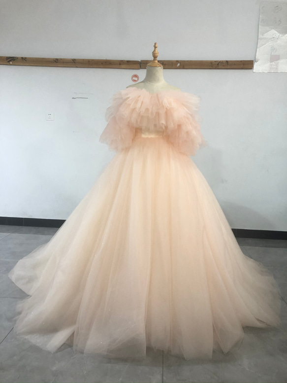 柔らかく重ねたチュールスカート ドレス 薄シャンパンの色 オフショル  